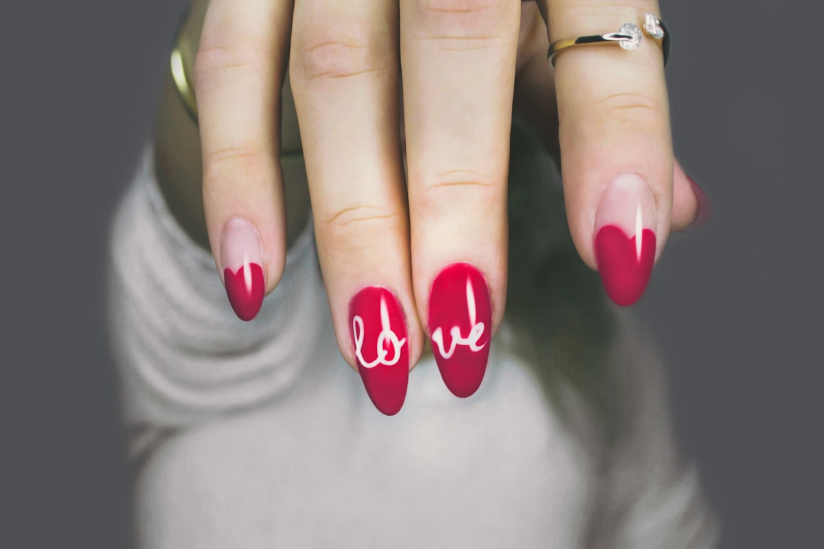 Cómo cuidar tus uñas con soft gel en casa: 7 consejos que marcan la diferencia